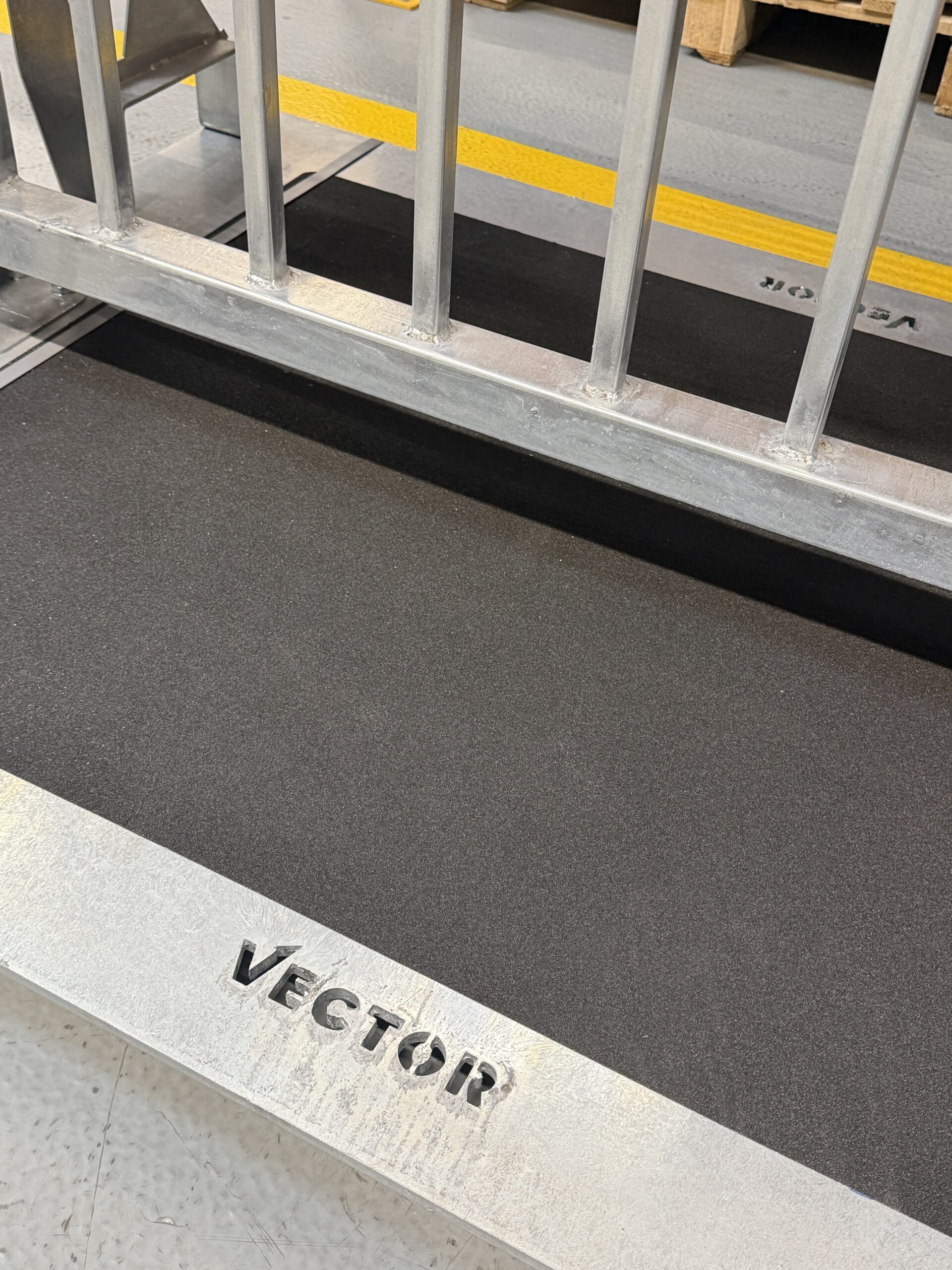 Tür auf Stahlplatte